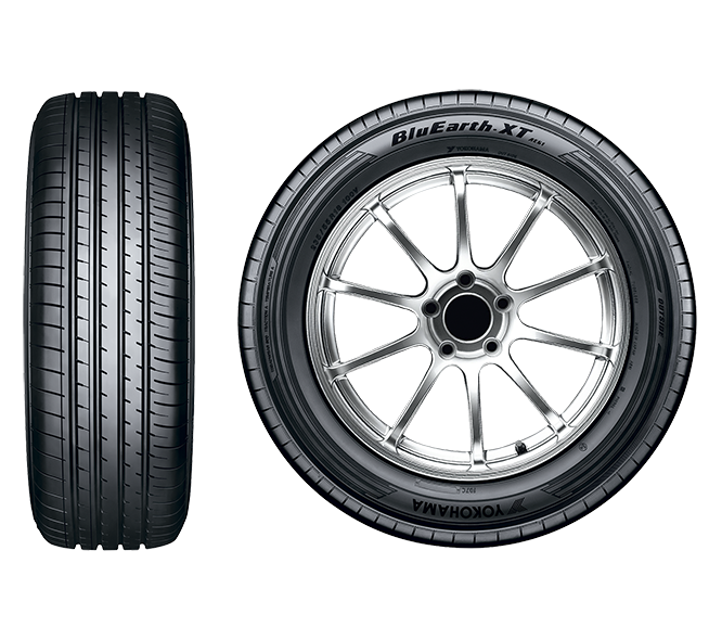 Bande de roulement complète vue de face à côté d’une vue de face de la roue, montrant quatre rainures longitudinales et des épaules régulièrement découpées.