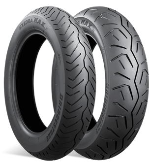 Packshot sur fond blanc de deux pneumatiques de moto, montrant leurs bandes de roulement à rainures obliques en chevrons.